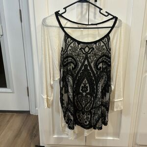 Women’s size medium. Black and white, brand is Halo.